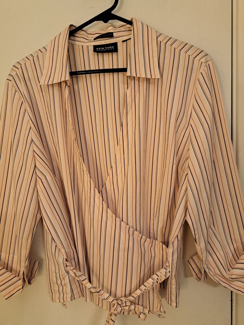 NEW YORK & COMPANY Cream,Black /pink Striped Wrap Blouse cuffed elbow sleeve EUC